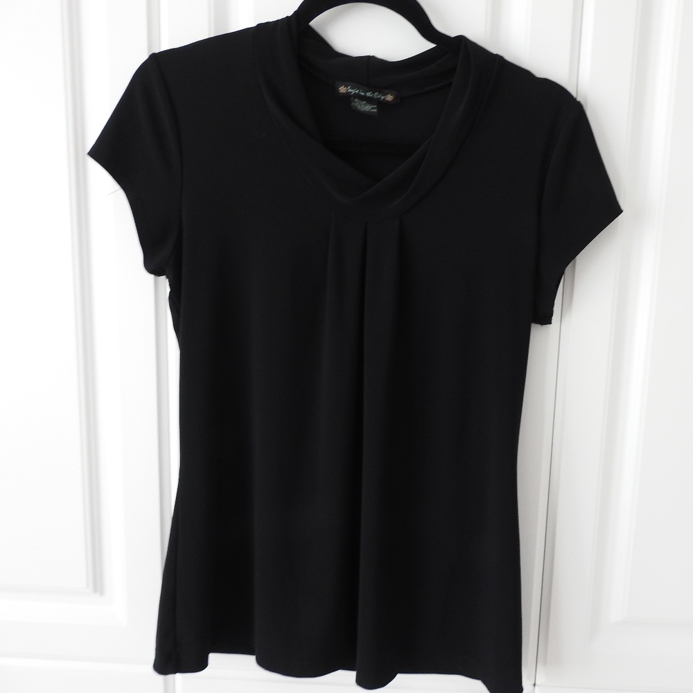 🌹🌹Suzie In The City Short Sleeved Top🌹🌹 Size M